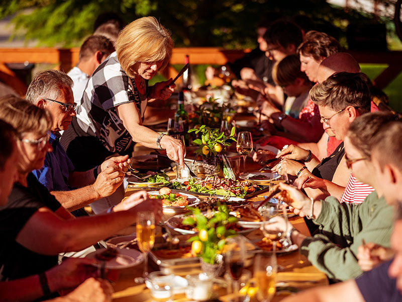 Feiern mit der ganzen Familie auf der Terrasse